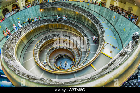 Vatikanmuseum in der Makkah der Katholiken, Vatikanstadt. Ultra-Weitwinkelaufnahme der Wendeltreppe im Museum. Stockfoto