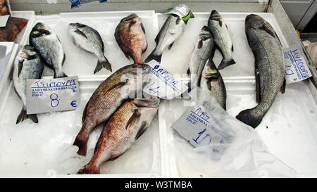 Neos Marmaras, Griechenland, 30. Mai 2019. Ein Markt im Freien mit verschiedenen Reiche Angebote sowie Fisch. Neos Marmaras, Sithonia auf der Halbinsel von H Stockfoto
