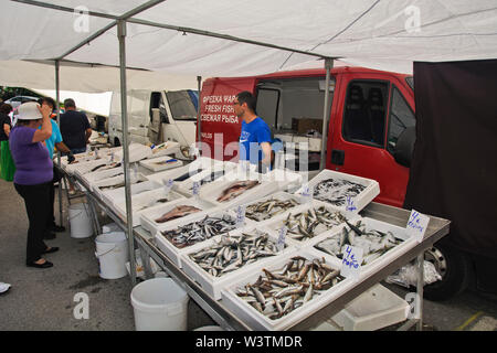 Neos Marmaras, Griechenland, 30. Mai 2019. Ein Markt im Freien mit verschiedenen Reiche Angebote sowie Fisch. Neos Marmaras, Sithonia auf der Halbinsel von H Stockfoto