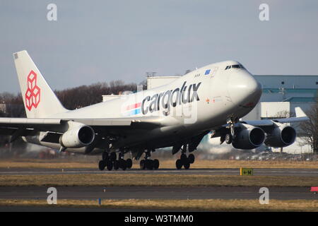 LX-YCV, einer Boeing 747-400 Frachtflugzeugen per Spedition Cargolux Airlines betrieben, vom Flughafen Prestwick, Ayrshire abfliegen. Stockfoto