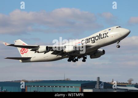 LX-YCV, einer Boeing 747-400 Frachtflugzeugen per Spedition Cargolux Airlines betrieben, vom Flughafen Prestwick, Ayrshire abfliegen. Stockfoto