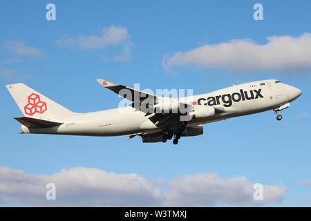 LX-YCV, einer Boeing 747-400 Frachtflugzeugen per Spedition Cargolux Airlines betrieben, vom Flughafen Prestwick, Ayrshire abfliegen. Stockfoto