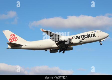 LX-YCV, einer Boeing 747-400 Frachtflugzeugen per Spedition Cargolux Airlines betrieben, vom Flughafen Prestwick, Ayrshire abfliegen. Stockfoto