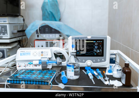 Pulsmesser im Krankenhaus Theater. Medizinische Vitalparameter-monitor Instrument in einem Krankenhaus auf anästhesie Chirurgie überwachen. Ekg-Monitor. medi Stockfoto