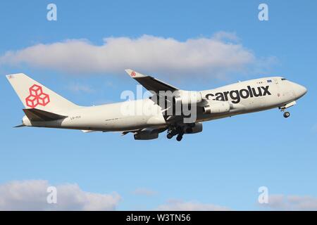 LX-YCV, einer Boeing 747-400 Frachtflugzeugen per Spedition Cargolux Airlines betrieben, vom Flughafen Prestwick, Ayrshire abfliegen. Stockfoto