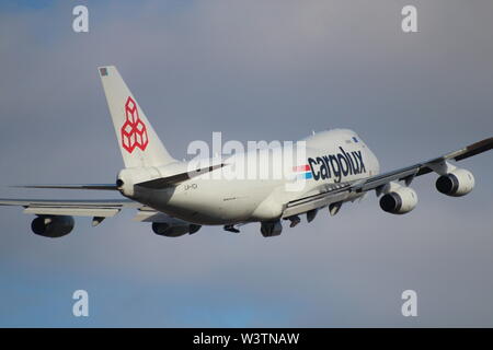 LX-YCV, einer Boeing 747-400 Frachtflugzeugen per Spedition Cargolux Airlines betrieben, vom Flughafen Prestwick, Ayrshire abfliegen. Stockfoto