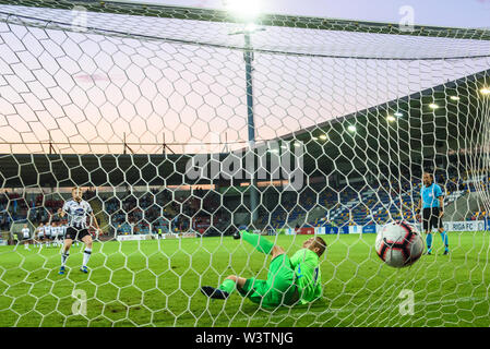 Riga, Lettland. 17. Juli 2019. Sean Hoare (L) Kerben gewinnendes Ziel, während der Sanktionen. Roberts Ozols (R), Torwart von RIGA FC auf Masse. UEFA Champions League Runde 1 2 bein Fußball-Spiel zwischen RIGA FC und DUNDALK FC. Skonto Stadion, Riga Quelle: gints Ivuskans/Alamy leben Nachrichten Stockfoto