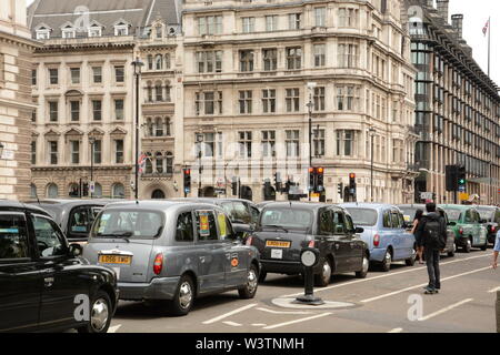 Black Cab Taxifahrer in London, 17. Juli 2019 demonstrieren. Stockfoto