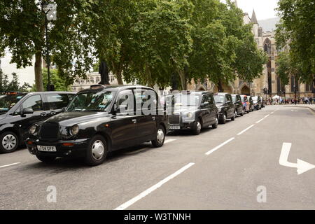 Black Cab Taxifahrer in London, 17. Juli 2019 demonstrieren. Stockfoto