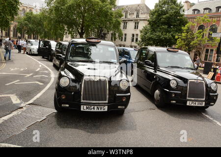 Black Cab Taxifahrer in London, 17. Juli 2019 demonstrieren. Stockfoto