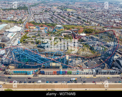 Luftaufnahme von Blackpool Pleasure Beach mit der Pepsi Max Big One im Vordergrund. Stockfoto