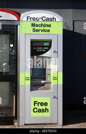 Free Cash, High Street, Geldautomat, ATM, Bank- und Kreditkarten Stockfoto