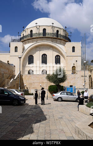 Die strahlend weiße, neo-byzantinische „Hurva-Synagoge“, auch „Ruine-Synagoge“, im jüdischen Viertel in der Altstadt von Jerusalem, Israel Stockfoto