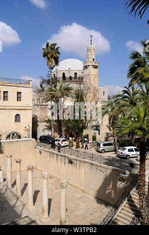 Die strahlend weiße, neo-byzantinische „Hurva-Synagoge“, auch „Ruine-Synagoge“, hinter einem alten Minarett, jüdisches Viertel in der Altstadt Jerusalems Stockfoto