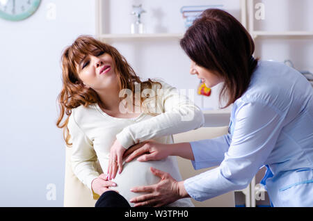 Theyoung schwangere Frau besuchen erfahrener Arzt Frauenarzt Stockfoto