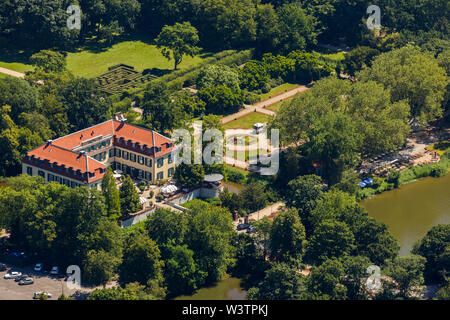 Luftaufnahme der Burg Berge mit barocken Garten und ein Bett mit Emblem der Stadt Gelsenkirchen mit Gärtner, die in der Blume Bett mit Hilfe funktioniert Stockfoto