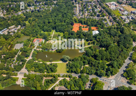 Luftaufnahme der Burg Berge mit barocken Garten und ein Bett mit Emblem der Stadt Gelsenkirchen mit Gärtner, die in der Blume Bett mit Hilfe funktioniert Stockfoto