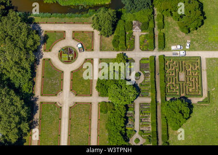 Luftaufnahme der Burg Berge mit barocken Garten und ein Bett mit Emblem der Stadt Gelsenkirchen mit Gärtner, die in der Blume Bett mit Hilfe funktioniert Stockfoto