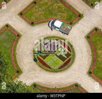 Luftaufnahme der Burg Berge mit barocken Garten und ein Bett mit Emblem der Stadt Gelsenkirchen mit Gärtner, die in der Blume Bett mit Hilfe funktioniert Stockfoto