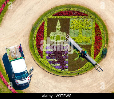 Luftaufnahme der Burg Berge mit barocken Garten und ein Bett mit Emblem der Stadt Gelsenkirchen mit Gärtner, die in der Blume Bett mit Hilfe funktioniert Stockfoto