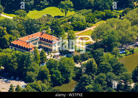 Luftaufnahme der Burg Berge mit barocken Garten und ein Bett mit Emblem der Stadt Gelsenkirchen mit Gärtner, die in der Blume Bett mit Hilfe funktioniert Stockfoto