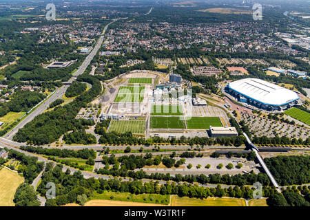 Luftaufnahme der ARENAPARK, Veltinsarena Schalke und Schalke Trainingsgelände mit dem alten Parkstadion und Hotel Courtyard Gelsenkirchen, Reha-Klini Stockfoto