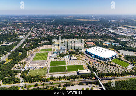 Luftaufnahme der ARENAPARK, Veltinsarena Schalke und Schalke Trainingsgelände mit dem alten Parkstadion und Hotel Courtyard Gelsenkirchen, Reha-Klini Stockfoto