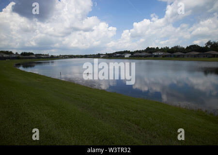 Gated Community rund um einen künstlichen See in kissimmee Florida USA Vereinigte Staaten von Amerika Stockfoto