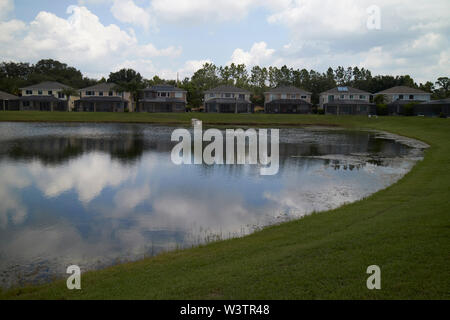 Gated Community rund um einen künstlichen See in kissimmee Florida USA Vereinigte Staaten von Amerika Stockfoto