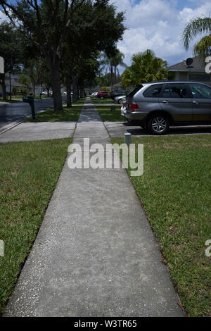 Sonne auf konkrete Fußweg Bürgersteig durch gated community in kissimmee Florida nach Mitte Nachmittag Regendusche USA Vereinigte Staaten von Amerika Stockfoto