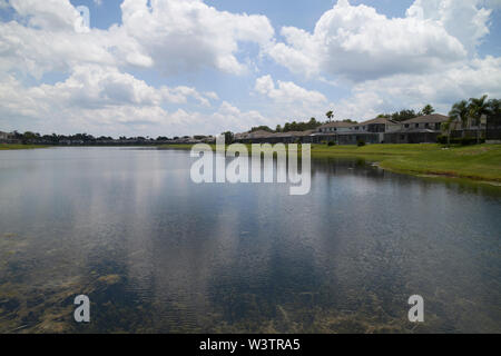 Gated Community rund um einen künstlichen See in kissimmee Florida USA Vereinigte Staaten von Amerika Stockfoto