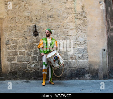 Ein junger Mann im Mittelalter Gewandung und Kostüme spielt die Drums während der Palio in Siena, Italien Stockfoto