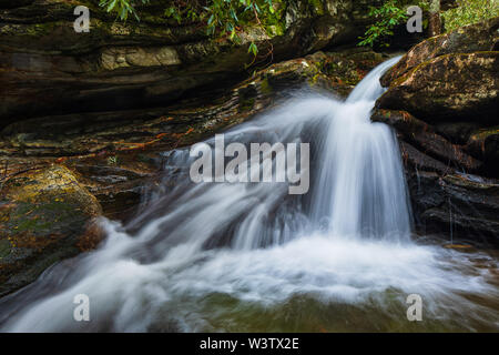 Der untere Teil der Duggers Creek Falls, North Carolina, USA. Duggers Creek Falls ist ein kleiner 10-Fuß Wasserfall in der Nähe des Linville Falls Visitor Center. Stockfoto