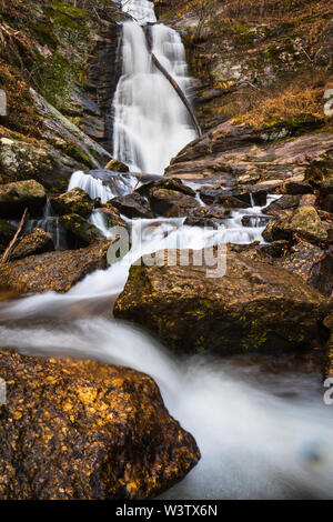 Tom's Creek Falls, North Carolina, USA. Die 60-Fuß-Wasserfälle befinden sich auf Tom's Creek, in der Nähe von Marion, NC. Stockfoto