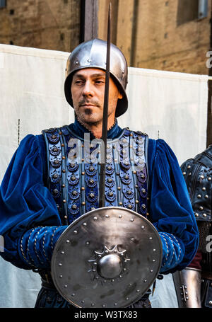 Ein Mann mit einem Rüstung und Schwert für den Palio in Siena, Italien bereitet Stockfoto