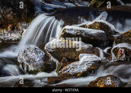 Nahaufnahme von einem eisigen Tom's Creek unter dem Wasserfall in der Nähe von Marion, North Carolina, USA. Die 60-Fuß-Fälle sind auf Tom's Creek, in der Nähe von Marion, NC. T Stockfoto