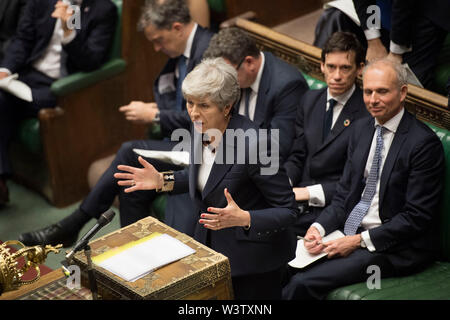 (190717) - LONDON, 17. Juli 2019 (Xinhua) - der britische Premierminister Theresa May (vorne) nimmt an den Fragen des Ministerpräsidenten am Unterhaus in London, Großbritannien, am 17. Juli 2019. (Jessica Taylor/britischen Parlament/Handout über Xinhua) HOC MANDATORY CREDIT: britische Parlament/Jessica Taylor Stockfoto