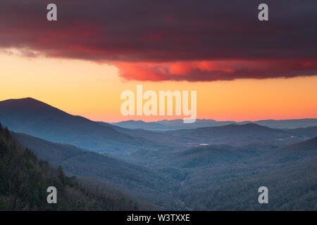 Dämmerung Himmel über North Cove, North Carolina, USA, von den Blue Ridge Parkway gesehen. Auf der linken Seite sind Honeycutt Ridge und Linville Berg. Stockfoto