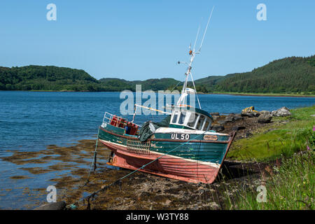 Alte Strände Fischerboot am östlichen Ufer von Loch Sween in Knapdale Halbinsel von Argyle und Bute, Schottland, Großbritannien Stockfoto
