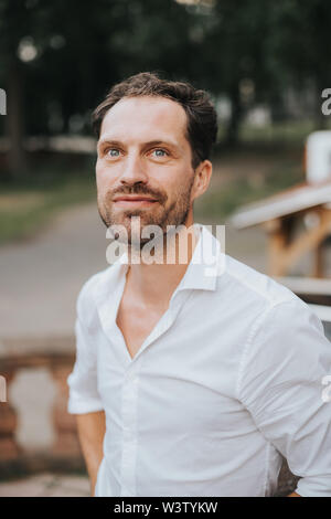 Positive bärtigen kaukasischen Mann sah in den Himmel Stockfoto