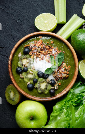 Smoothie Schalen. Gesundes Frühstück Schüssel mit Chia Samen, Müsli, Beeren, Früchten und Kokosraspeln Kokosraspeln. Vegane Kost Stockfoto