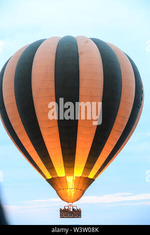 Blick auf die Serengeti Park von einem Heißluftballon Antenne Fahrt einschließlich Migration der Gnus Schuß im Juni, 2019 Stockfoto