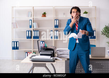 Der junge Arbeitnehmer Kopien beim Kopieren von Maschine Stockfoto