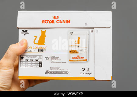 Paris, Frankreich, 15.Juli, 2019: Der Mensch hand Royal Canin Senior Consult Zustand 1 12 Beutel leckere frische Katzenfutter von der französischen Firma hergestellt Stockfoto