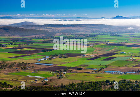 Die australische Landschaft als von einem Aussichtspunkt gesehen, Farmen und Nebel in den Hügeln. Stockfoto