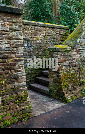 Portrait - Format Blick auf eine Treppe in einer Nische in einer sandsteinmauer Stockfoto