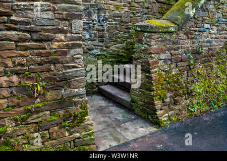 Landschaft - Format Blick auf eine Treppe in einer Nische in einer sandsteinmauer Stockfoto