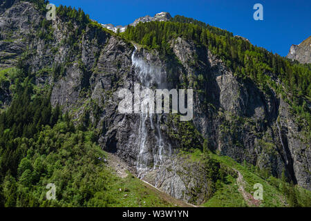 Mountain river stream, Wasserfall in den Bergen, Mountain Creek unter Kiefern. Cascade Falls über Granitfelsen Stockfoto