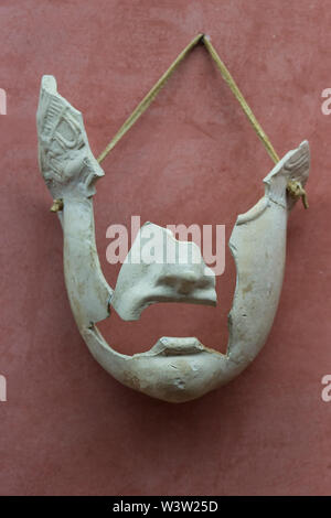 In Merida, Spanien - Dezember 20th, 2017: Unvollständige römische Theater Maske in Stuck am Nationalmuseum für Römische Kunst in Merida, Spanien Stockfoto