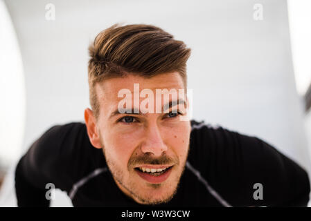 Athletischer Mann tun, ausüben. Stockfoto